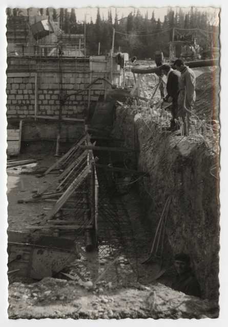 Fiume Isonzo, Gorizia. Opere di sbarramento in costruzione. Formazione della platea. Scavo di fondazione